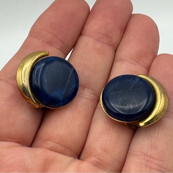 ✨ Vintage Clip On Earrings Gold Crescent & Blue Faux Stone Statement Retro 1” - Picture 1 of 4
